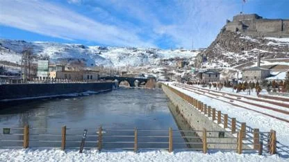 Kars’ta kar yağışı ara verdi