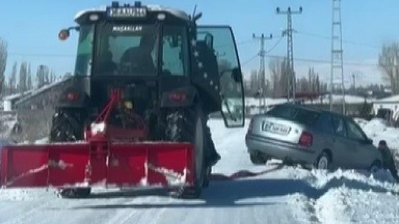 Kars’ta kara saplanan araçlar vatandaşlar tarafından kurtarıldı