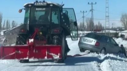 Kars’ta kara saplanan araçlar iş makineleriyle kurtarıldı