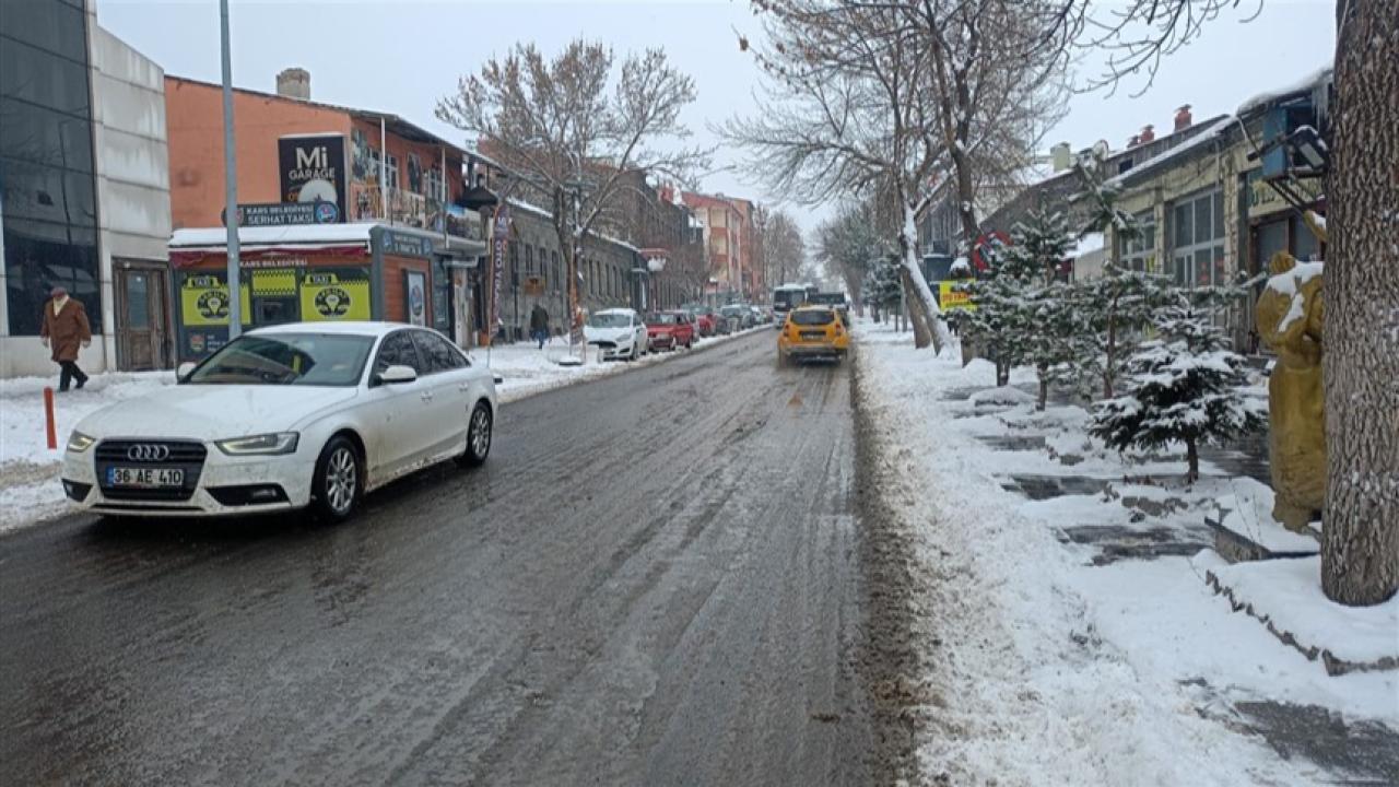 Kars’ta karla mücadele mesaisi devam ediyor