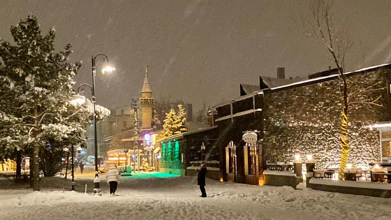 Kars’ta kış geceleri masalsı görüntüler oluşturuyor