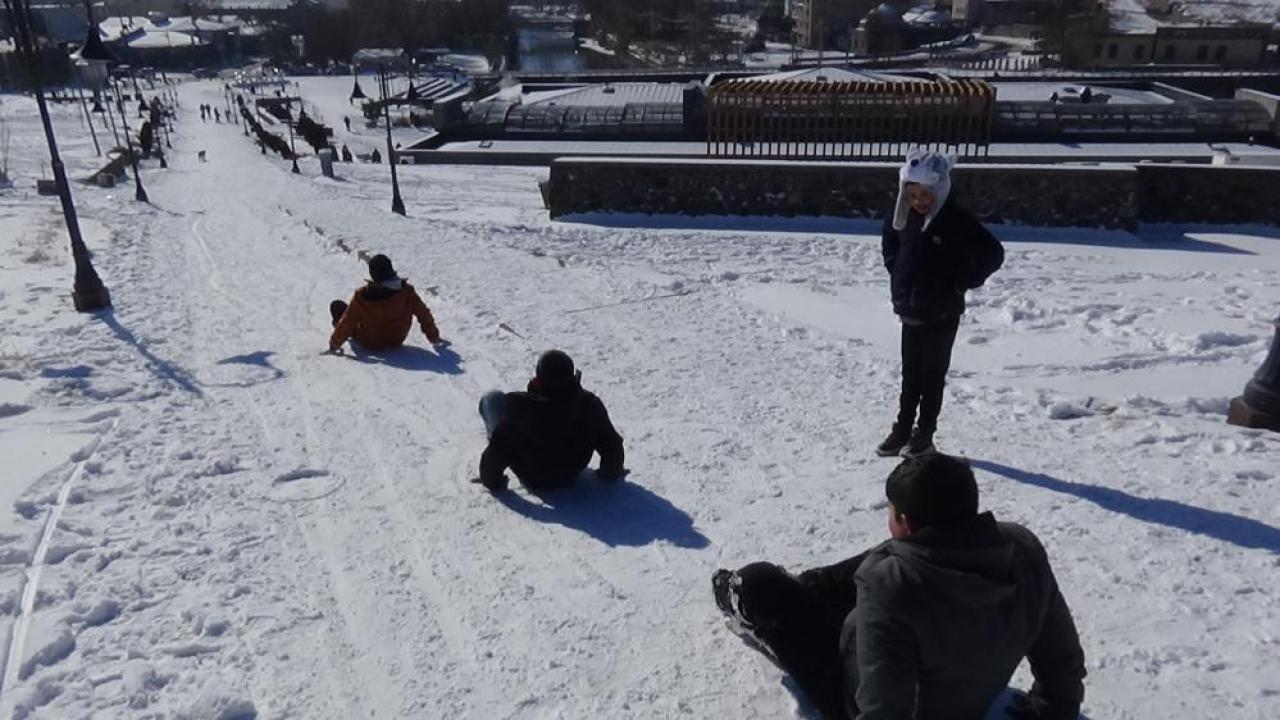 Kars Kalesi yokuşu kayak pistine döndü