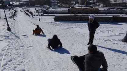 Kars’ta kızağını kapan kale yokuşuna koştu