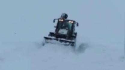 Kars'ta köy yolunda mahsur kalan araç ekiplerce kurtarıldı