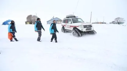 Kars'ta sağlık ekipleri snowtrack ambulanslarla vakalara ulaşıyor
