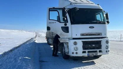 Kars'ta seyir halindeki tır dondu