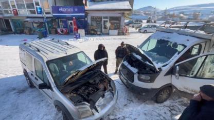 Kars’ta soğuk hava hareket halindeki araçları dondurdu