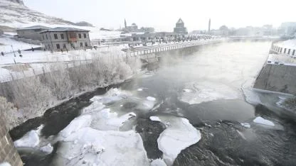 Kars'ta sulak alanlar dondu, ağaçları kırağı kapladı