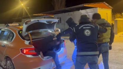 Ticari taksinin bagajından göçmen çıktı