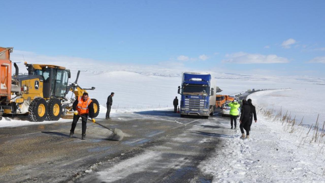 Kars’ta tırın kaymasıyla kapanan karayolu yeniden ulaşıma açıldı
