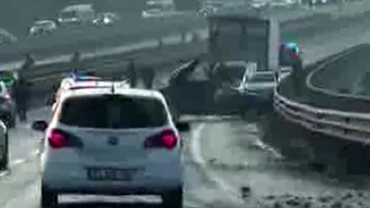 Kaygan yol zincirleme kazaya neden oldu