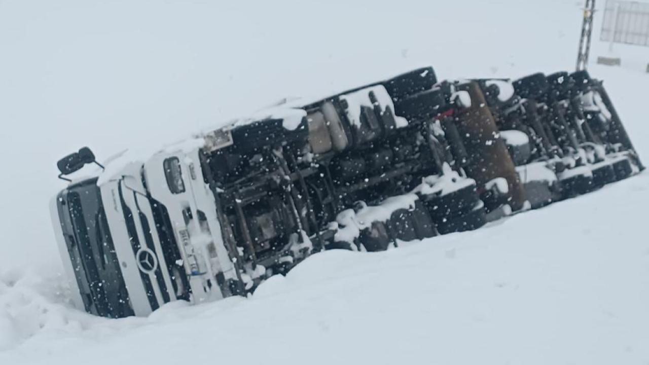 Kaygan yolda kontrolden çıkan tır devrildi