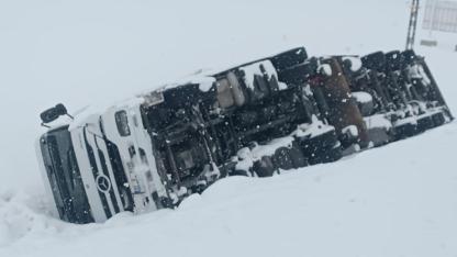 Kaygan yolda kontrolden çıkan tır devrildi