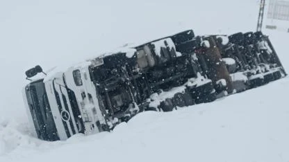 Kaygan yolda kontrolden çıkan tır devrildi