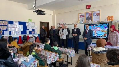 Kaymakam Akköz, öğrencilerin karne heyecanına ortak oldu