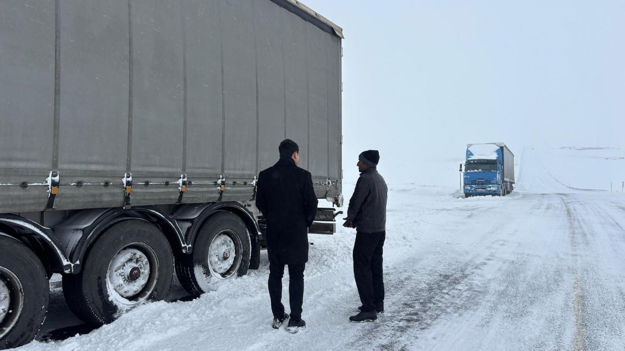 Kaymakam Tutal, geçici tır parkını inceledi