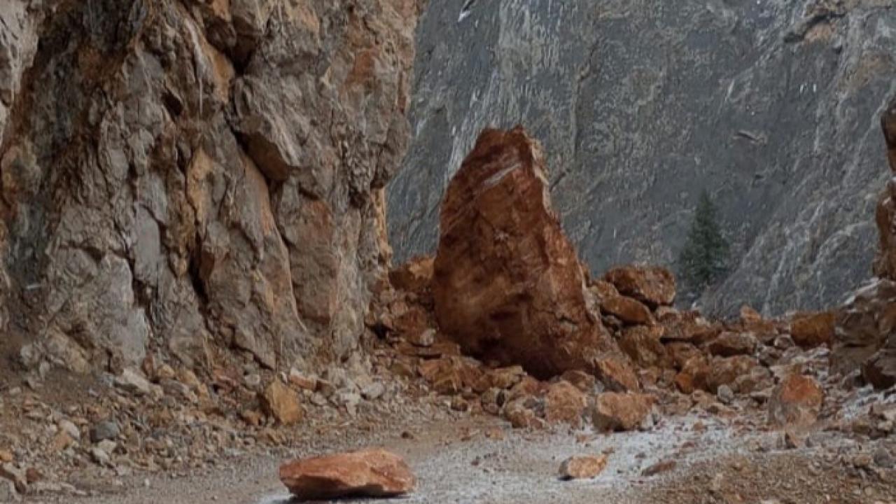 Kemaliye Taş Yolu kaya düşmesi nedeniyle kapatıldı
