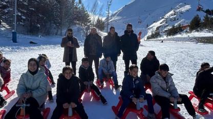 Kırsalındaki çocuklar Kayak Merkezi'nde eğlenceli bir gün geçirdi