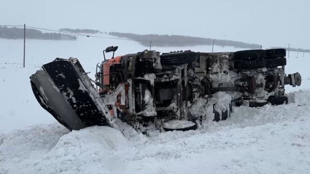 Kontrolden çıkan kar küreme aracı devrildi