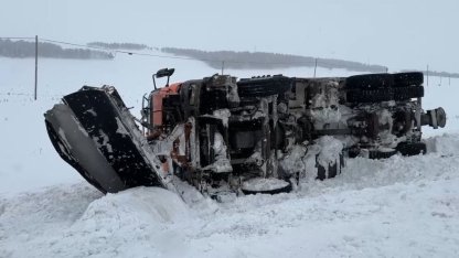 Kontrolden çıkan kar küreme aracı devrildi