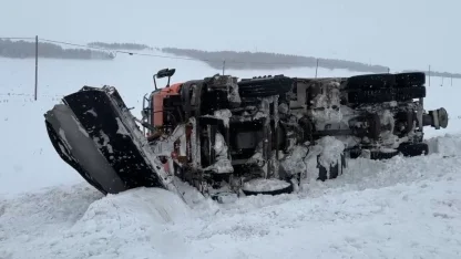 Kontrolden çıkan kar küreme aracı devrildi