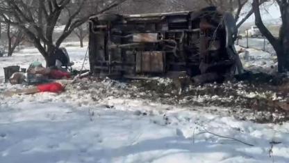 Kontrolden çıkan minibüs kayısı bahçesine uçtu