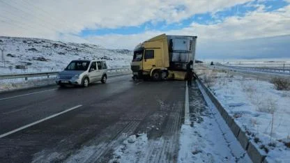 Kontrolden çıkan tır bariyerlere çarptı