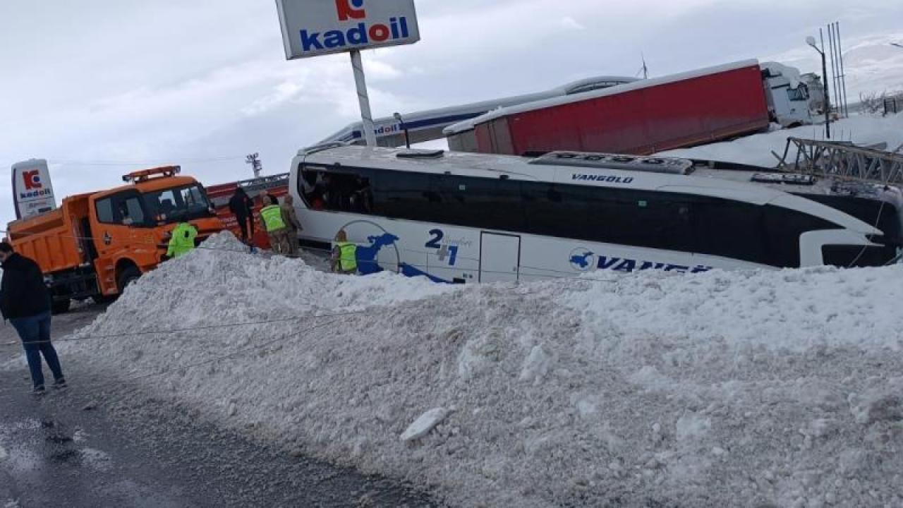 Kontrolden çıkan yolcu otobüsü direğe çarparak durabildi