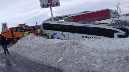 Kontrolden çıkan yolcu otobüsü direğe çarptı