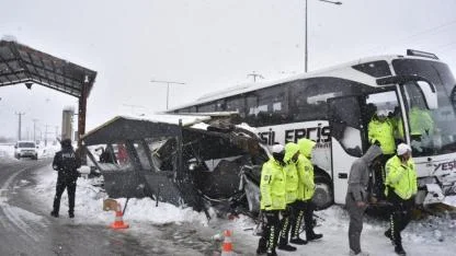 Kontrolden çıkan yolcu otobüsü polis noktasına çarptı