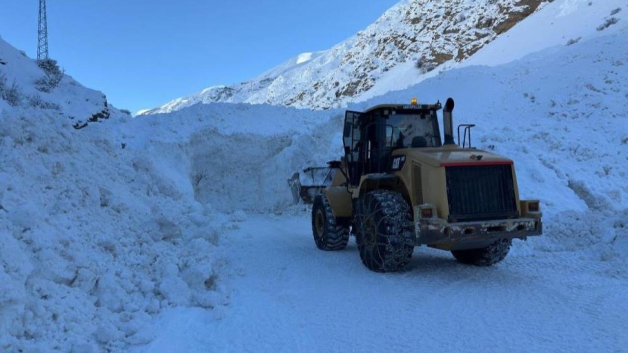 Köy yoluna çığ düştü: Ekipler seferber oldu
