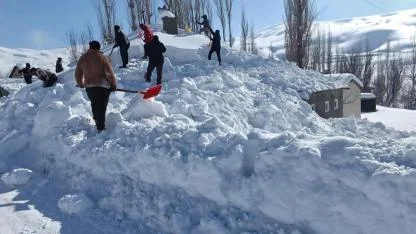 Köyde imece usulü kar temizliği