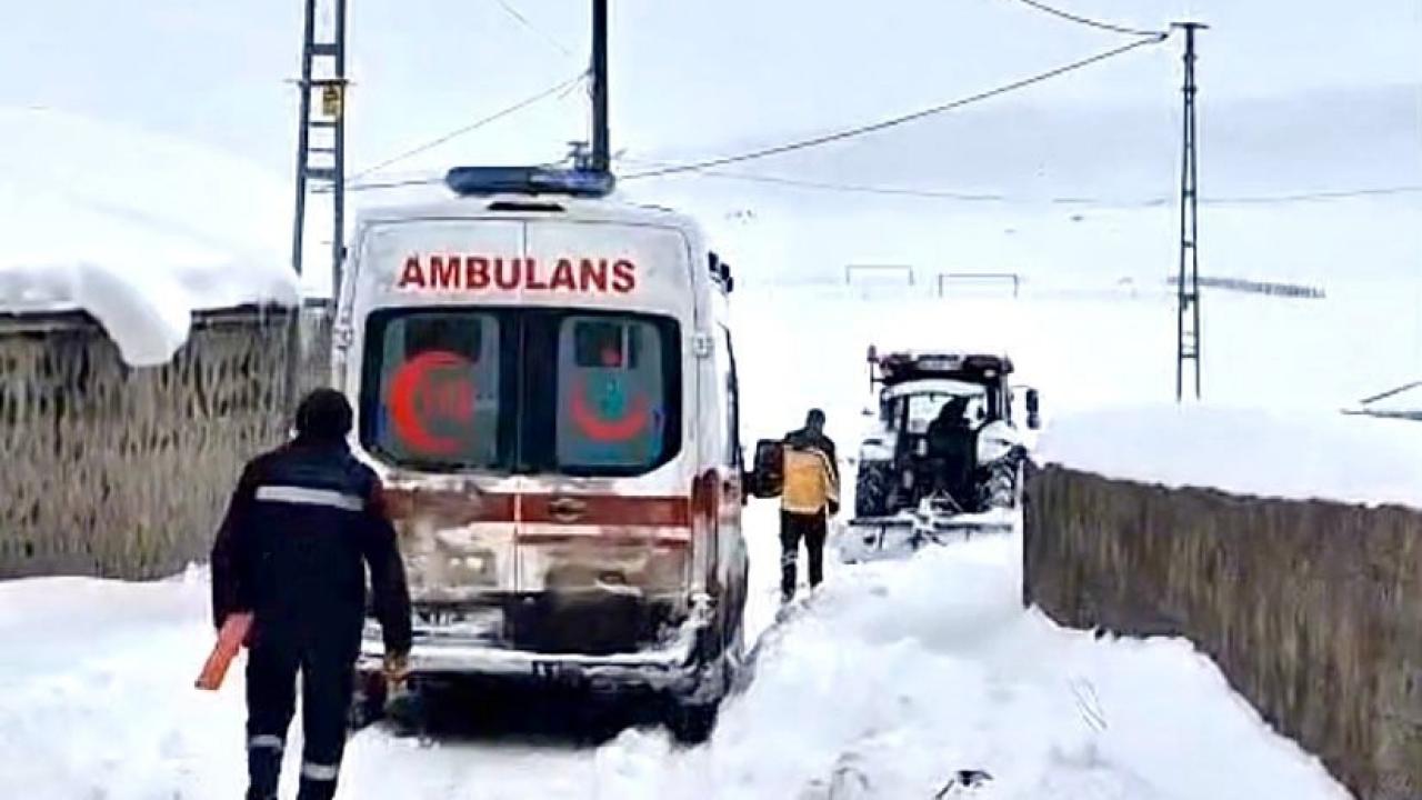 Köylüler traktörlerle ambulansın yolunu açtı