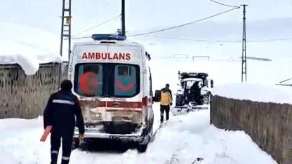 Köylüler traktörlerle ambulansın yolunu açtı