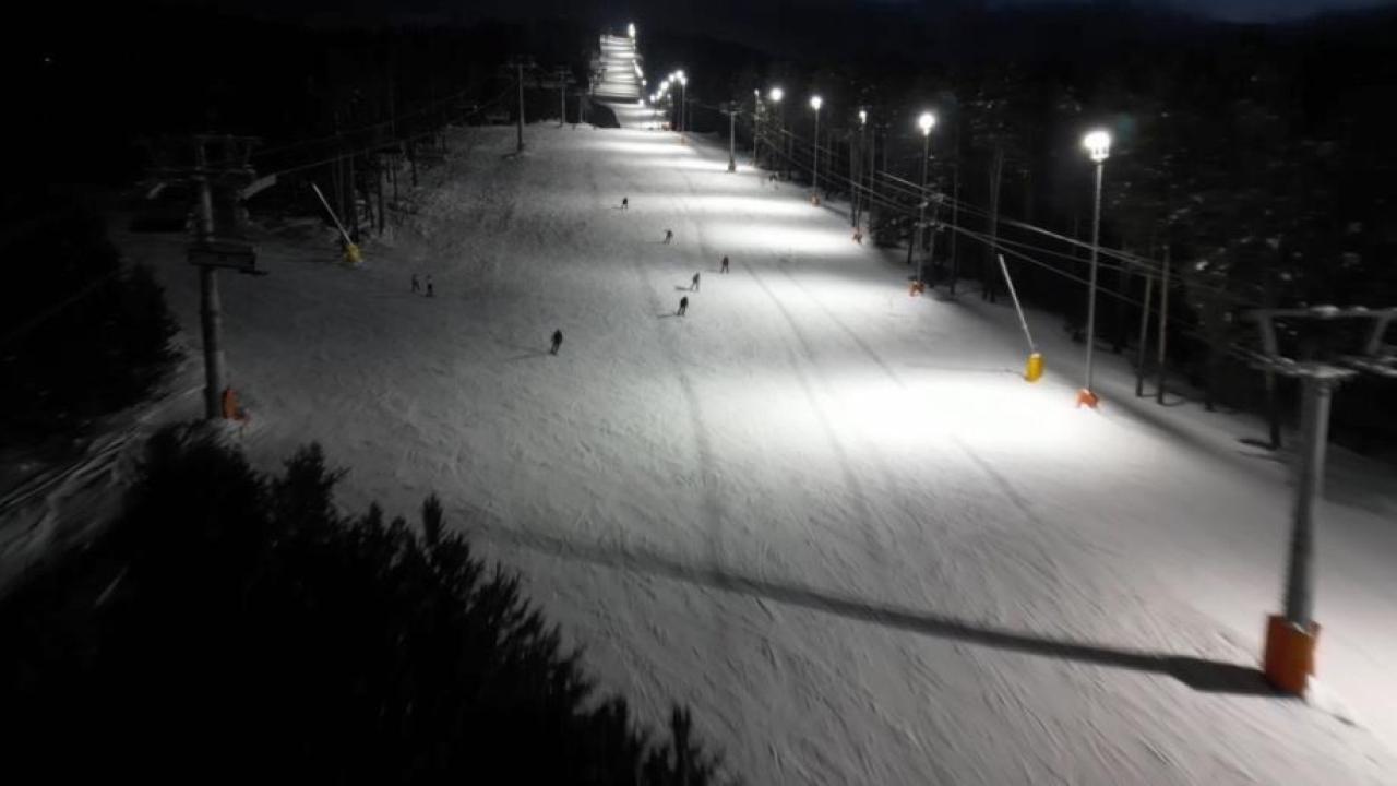 Kristal karların üzerinde gece mesaisi: Sarıkamış’ta ışıklar altında kayak keyfi