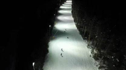Kristal karların üzerinde gece mesaisi: Sarıkamış’ta ışıklar altında kayak keyfi