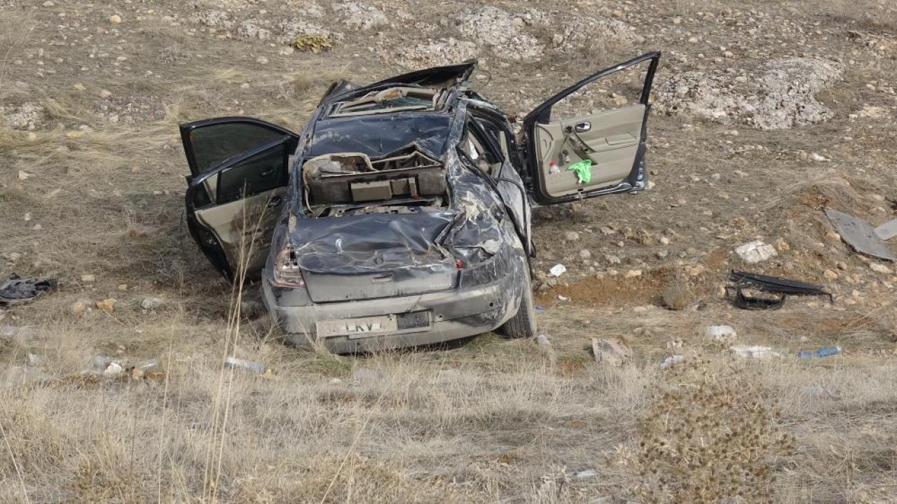 Lastiği patlayan otomobil şarampole uçtu