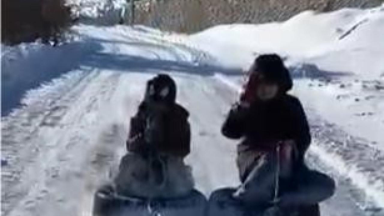 Lastikle kızak keyfi kamerada