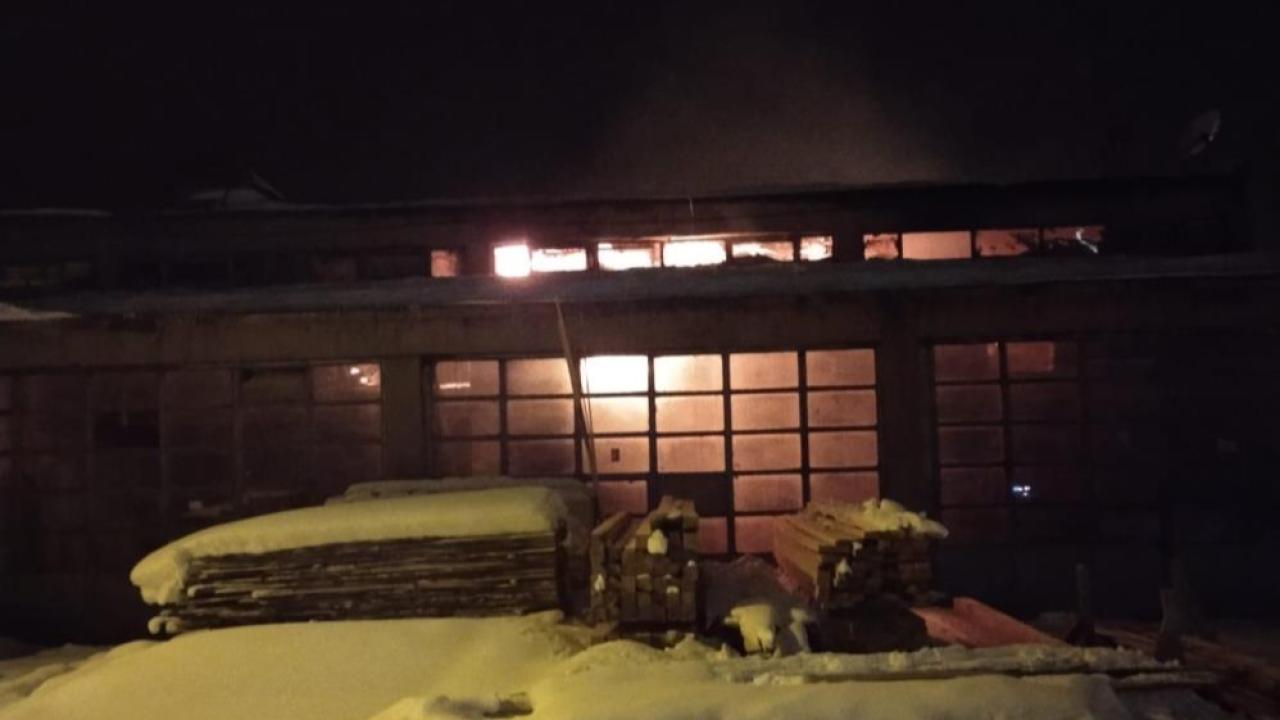 Marangoz atölyesi alevlere teslim oldu