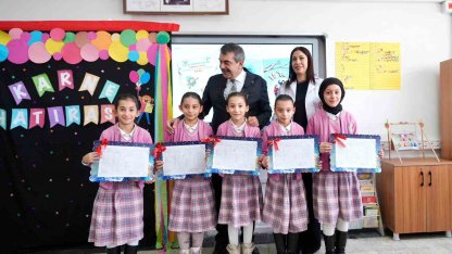 Milli Eğitim Bakanı Tekin, Ağrı’da beşiz kardeşlere karnelerini verdi