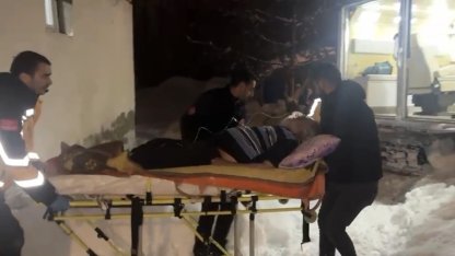 Nefes darlığı yaşayan hasta karla kaplı köyden paletli ambulansla kurtarıldı