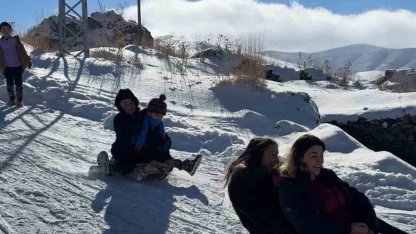 Öğretmen ve öğrencilerden kızak keyfi