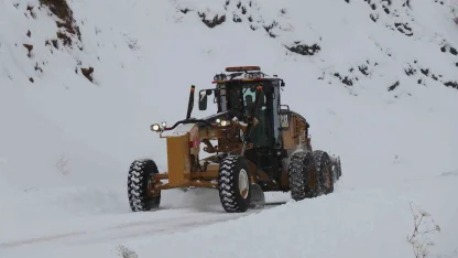 Oltu’da 65 mahalle yolunu ulaşıma açmak için çalışmalar sürüyor