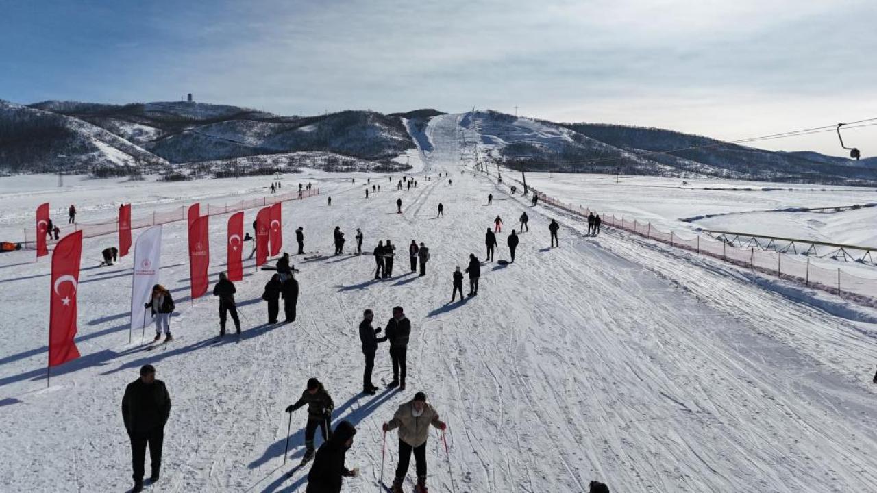Ovacık Kayak Spor Tesisi kayakseverlere kapılarını açtı
