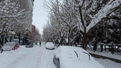 Patnos’ta araçlar kar altında kaldı