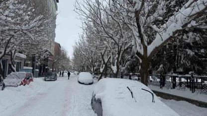 Patnos’ta araçlar kar altında kaldı