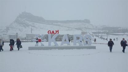 Kars’ta, yoğun sis ve kar etkili oluyor