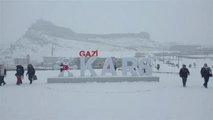 Kars’ta, yoğun sis ve kar etkili oluyor