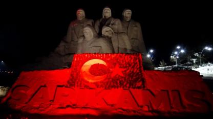 Sarıkamış şehitleri anısına yapılan kardan heykeller ışıklandırıldı