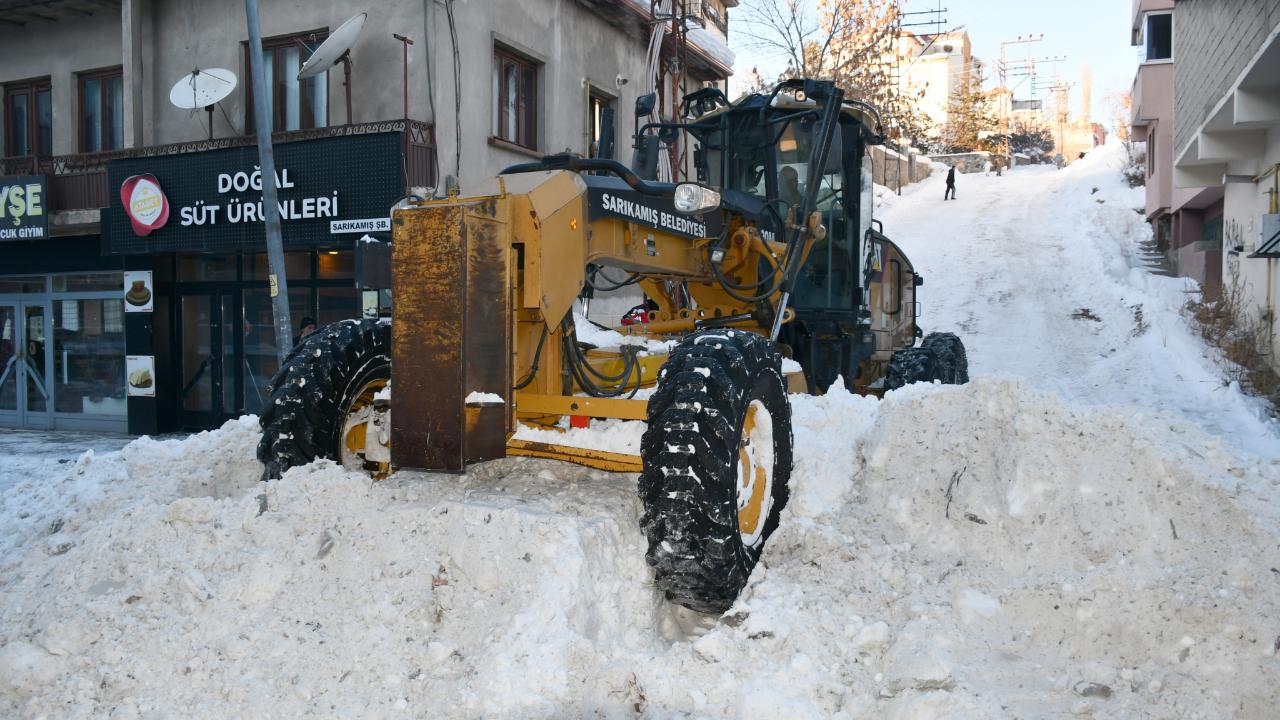 Sarıkamış’ta biriken karlar kamyonlarla taşınıyor